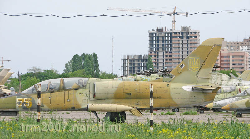 Л-39 на стоянке Одесского Школьного аэродрома